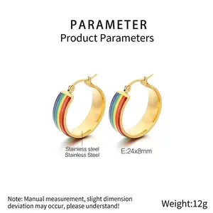 Detailansicht der 24x8mm Regenbogen Emaille Edelstahl-Ohrringe mit Goldbeschichtung
