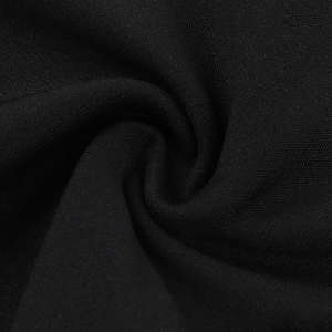 Vue macro d'un tissu noir profond avec une texture de maille fine et un drapé en spirale