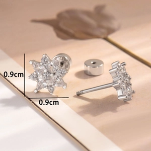 Elegante silberne Schneeflocken-Ohrstecker mit funkelnden Zirkonia auf warmem Hintergrund