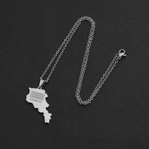 Détail du collier pendentif carte de l'Arménie en argent avec gravure de précision