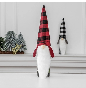 Detail der Weihnachtswichtel-Weinflaschenhüllen in rot-schwarz kariertem Stoff