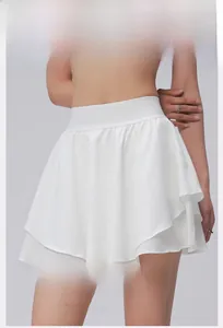 Détail d'une jupe de tennis blanche à taille haute avec doubles volants et ceinture élastique