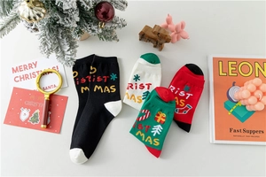 Détails de chaussettes de Noël en coton avec broderies et décorations festives de fête