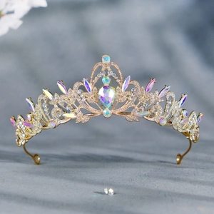Détails d'une couronne de mariée dorée avec cristaux arc-en-ciel AB et strass blancs