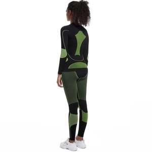 Vue arrière d'un ensemble de sport sans couture avec lignes géométriques vert néon