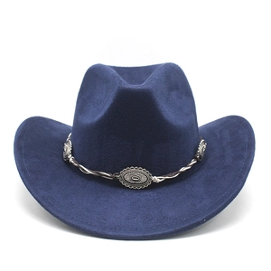Détail du chapeau de cowboy bleu marine en suède avec boucles argentées et bande tressée