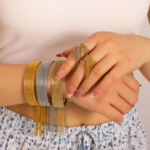 Ensemble bracelet jonc et bague avec perles dorées et argentées et pompons élégants
