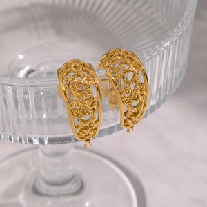 Élégantes boucles d'oreilles dorées en C avec motif étoile évidé et texture vintage