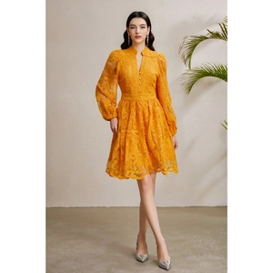 Elegante abito in pizzo arancione con scollo a V, maniche a lanterna e ricami fioriti