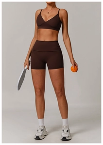 Détail de short de yoga taille haute et soutien-gorge de sport marron mat