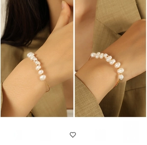 Gros plan sur bracelet perles baroques et billes dorées sur mannequin en veste marron
