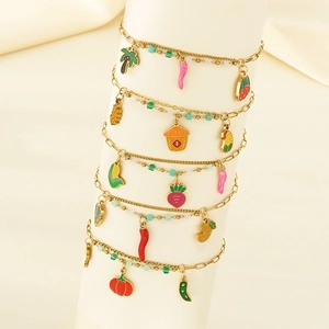 Bracelet de cheville double chaîne dorée avec pendentifs fruits et légumes colorés exposés