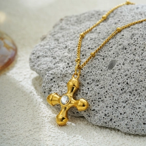 Pendentif croix en acier inoxydable plaqué or 18K avec zircon sur pierre volcanique