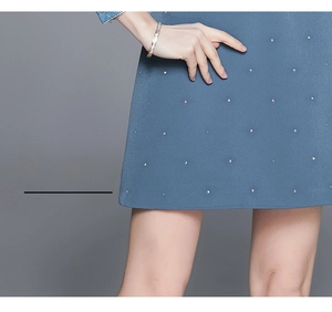 Détail de l'ourlet de robe bleue avec motifs élégants en strass et beau drapé
