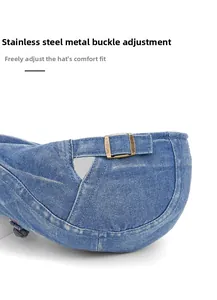Detail der gewaschenen Denim-Baskenmütze mit einer verstellbaren Bronzemetallschnalle