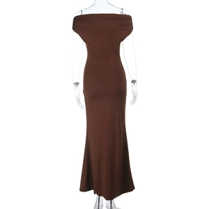 Robe longue moulante marron à épaules dénudées avec un design dos nu et coupe slim