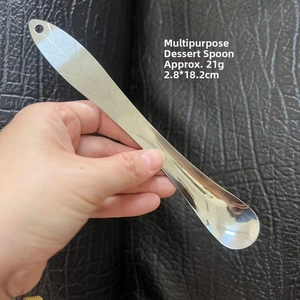 Dettaglio cucchiaio da dessert in acciaio inox da 18,2 cm con manico decorato a foglia