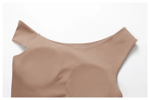 Gros plan du débardeur de yoga sans couture marron café avec coussinets et tissu extensible
