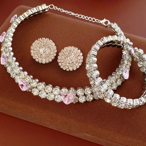 Parure de bijoux de luxe avec collier à double rang de cristaux et pendentifs cœur rose