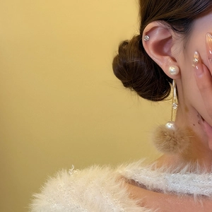 Élégantes boucles d'oreilles perles avec pompons en fourrure brune et zircons brillants