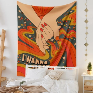 Dettaglio di un arazzo bohémien con illustrazione a mano e testo artistico I WANNA HOLD