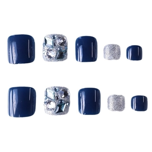 Unghie finte per piedi blu scuro con glitter argento e strass scintillanti