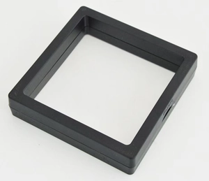 Vue détaillée d'une boîte à bijoux carrée noire avec insert en film transparent