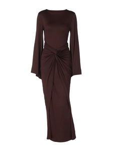 Détails des plis à la taille et design noué sur la robe longue marron foncé