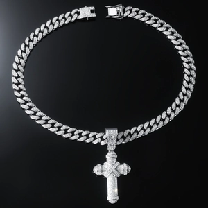 Gros plan détaillé du pendentif croix serti de strass sur une grosse chaîne cubaine argentée