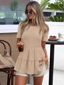 Haut gaufré beige pour femme à manches courtes avec ourlet à volants superposés style chic