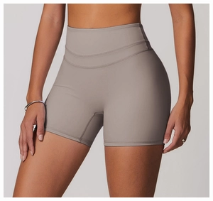 Détail du short de yoga à taille haute avec ceinture ventrale plate et doubles coutures renforcées