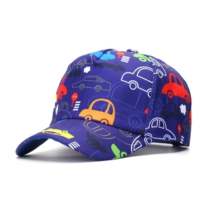 Détail de casquette enfant avec imprimé voitures de dessin animé et panneaux stop