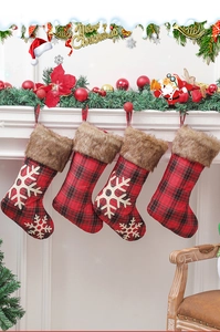 Chaussettes de Noël à carreaux avec bordure en fourrure sur une cheminée décorée