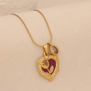 Gros plan d'un collier doré avec pendentif cœur floral violet et gemme goutte d'eau