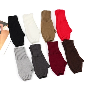 Guantes de punto sin dedos en ocho colores incluyendo negro, beige y gris claro