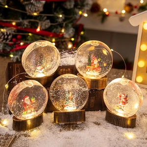 Boules de cristal de Noël lumineuses avec Père Noël et renne sur socle en bois et LED