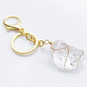 Porte-clés artisanal en cristal de quartz naturel avec fil doré fait à la main