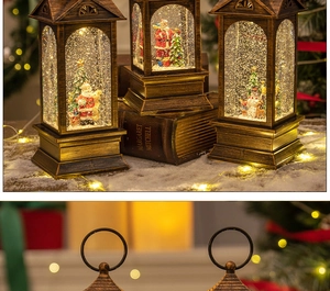 Nahaufnahme von Retro-Weihnachtslaternen mit Weihnachtsmann und Schneemann im Kerzenschein