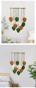 Détail de tenture murale en feuilles tissées avec plumes en macramé et perles en bois