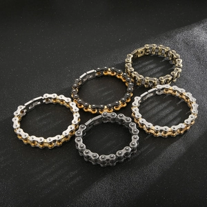 Cinq coloris assortis de bracelets moto en acier inoxydable de 13mm sur fond noir