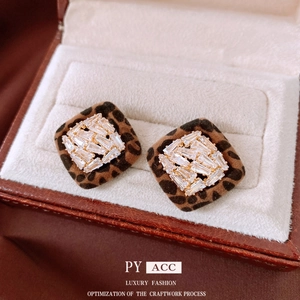 Orecchini a perno quadrati placcati oro 18K con texture leopardata e zirconi brillanti