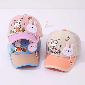 Détail de casquettes de baseball en mesh pour enfants avec broderie lapin et tissu aéré