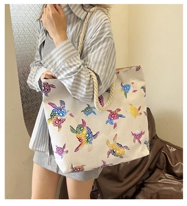 Linen-look tote bag with colorful sea turtle print and durable hemp rope handles
