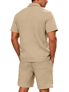 Vue arrière détaillée d'un ensemble d'été kaki pour hommes avec texture gaufrée 3D