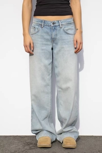 Détail d'un jean délavé bleu clair avec coupe large droite et silhouette fluide élégante