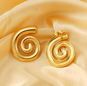 Vista macro di orecchini a lobo a spirale placcati in oro 18k con finitura lucida