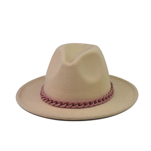 Détail d'un chapeau en feutre beige avec une chaîne rose décorative sur la couronne