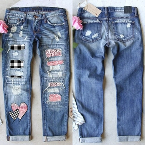 Straight-Leg-Jeans im Distressed-Look mit Schachbrett-Patches und Herz-Stickereien