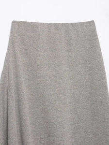 Détail d'une jupe midi en maille grise montrant la texture du tissu et la couture taille