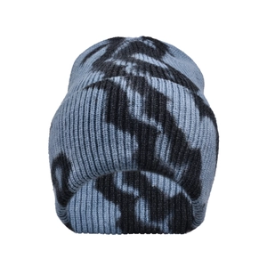 Detailaufnahme der Winterstrickmütze mit dunkelblauem Batikmuster und dickem Rippstrick